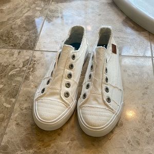 NWT women’s canvas, blowfish sneakers. Size 7.